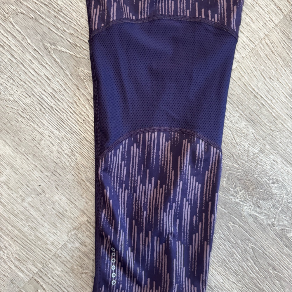 Nike Women's running Purple Patterned cropped Leggings size large - Picture 7 of 8
